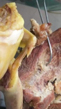 Vietnam 'da sokak yemeklerinde sahte çorba pişirmek sağlıksız koşullar turistlerin en sevdiği Asya çorbası. Erkek satıcı pirinç vermicelli çorbası hazırlıyor.