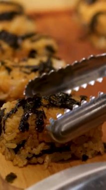 Bir Japon restoranında sebzeli suşi. Suşi yiyen adam. Yüksek kalite 4k görüntü