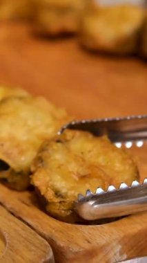 Suşi kaseleri kanikama pilav soya tohumları kızarmış patates karidesi avokadosu. Kızarmış suşi Yüksek kalite 4K görüntü