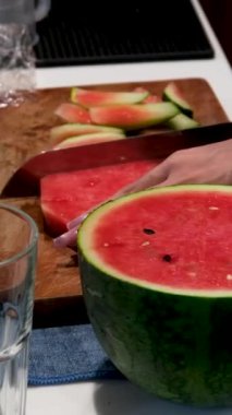 Plastik bardaktaki karpuz suyu Vietnam 'da lezzetli sağlıklı vitaminler üretiyor. Yüksek kalite 4k görüntü