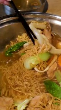 Tom Yam baharatlı çorba. Vietnam 'da hazır şehriye çorbası pişir. Masanın ortasında bir restoran aşçısında. Restoranda geleneksel Asya mutfağını pişir. Yüksek kalite 4k görüntü