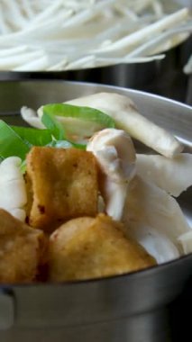 Tom Yam baharatlı çorba. Vietnam 'da hazır şehriye çorbası pişir. Masanın ortasında bir restoran aşçısında. Restoranda geleneksel Asya mutfağını pişir. Yüksek kalite 4k görüntü