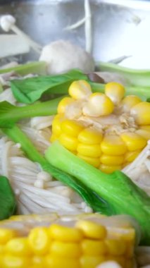 Tom Yam baharatlı çorba. Vietnam 'da hazır şehriye çorbası pişir. Masanın ortasında bir restoran aşçısında. Restoranda geleneksel Asya mutfağını pişir. Yüksek kalite 4k görüntü