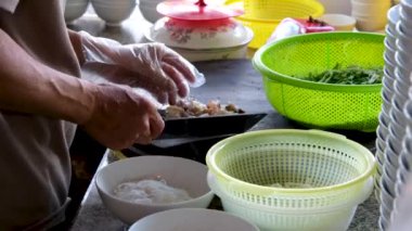 Vietnam 'da sokak yemeklerinde sahte çorba pişirmek sağlıksız koşullar turistlerin en sevdiği Asya çorbası. Erkek satıcı pirinç vermicelli çorbası hazırlıyor.