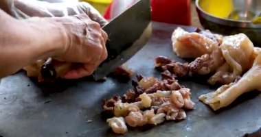 Vietnam 'da sokak yemeklerinde sahte çorba pişirmek sağlıksız koşullar turistlerin en sevdiği Asya çorbası. Erkek satıcı pirinç vermicelli çorbası hazırlıyor.