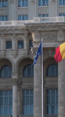 Romanya, Bükreş 'teki Parlamento Sarayı. Romanya Tarih Merkezi yazın mavi gökyüzüne karşı. Yüksek kalite 4k görüntü