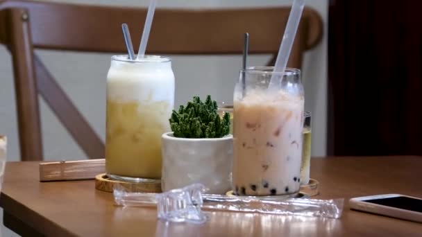 台湾奶茶 泡菜芝士烧在木桌上 高质量的4K镜头 — 图库视频影像