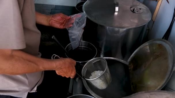 Cozinhar Sopa Sopa Pho Vietnã Rua Comida Sujeira Condições Insalubres — Vídeo de Stock