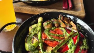 Mangalda sebze ve et. Seçici odaklanma. Yiyecekler. Yüksek kalite 4k görüntü