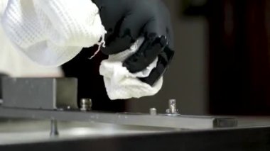 Cam masayı yavaş çekimde sıkıp silmek 4K. Kadın eliyle kağıt havluyla temizlenen şeffaf mutfak masasını kapatın. Yüksek kalite 