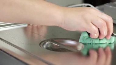Endüstriyel mutfak 4K görüntülerinde paslanmaz mutfak tezgahını temizleyen kişi. Yüksek kalite 4k görüntü
