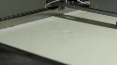 Aşçı metal karıştırıcıyı sütle doldurur. Süt fabrikası. Süt ve günlüğün kâsede karışımı. Ekşi krema ve peynir hazırlıyorum. Restoran için süzme peynir yapıyorum. Krem üretim süreci. 