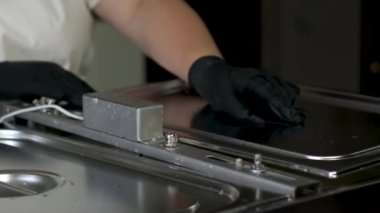 Endüstriyel Süt Üretim Tesisi 'nden geçiyoruz. Modern Taşıyıcı 'da büyük süt kapları. Bir işçi bir konteynırın içindeki ürünü kontrol ediyor. Sanayi Üretim Süreci. 4k