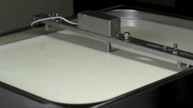 Endüstriyel Süt Üretim Tesisi 'nden geçiyoruz. Modern Taşıyıcı 'da büyük süt kapları. Bir işçi bir konteynırın içindeki ürünü kontrol ediyor. Sanayi Üretim Süreci. 4k