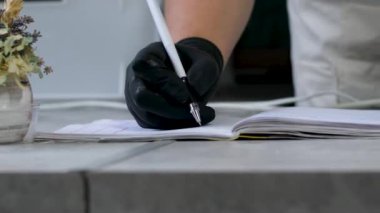 Fermente edilmiş bir ev hanımı, ev hanımlarının mutfağındaki günlüğe bir tarif yazar. Mutfak uzmanı iş yerinde duruyor ve yemek yapma yeteneğini gösteriyor. sebze konservesi