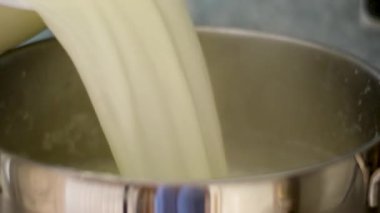 Caciocavallo kabak peyniriyle ev yapımı peynir fabrikasında adım adım kachakovala peyniri nasıl hazırlanır? Siyah lateks eldivenli kadın elleri İtalya 'da lezzetli bir ürün hazırlar. 4k