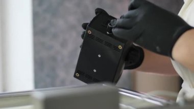Caciocavallo kabak peyniriyle ev yapımı peynir fabrikasında adım adım kachakovala peyniri nasıl hazırlanır? Siyah lateks eldivenli kadın elleri İtalya 'da lezzetli bir ürün hazırlar. 4k