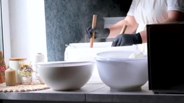 Caciocavallo kabak peyniriyle ev yapımı peynir fabrikasında adım adım kachakovala peyniri nasıl hazırlanır? Siyah lateks eldivenli kadın elleri İtalya 'da lezzetli bir ürün hazırlar. 4k