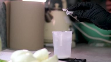 Peynir fabrikası yoğurt, kabak peyniri, mozzarella ve diğer peynir çeşitlerini hazırlıyor. Yüksek kalite 4k görüntü
