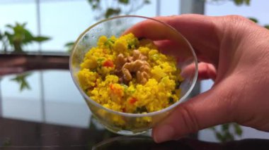 Masanın üstüne tavuk ve kuskus koymak. Arap mutfağı. Pita, humus, falafel ve sebze salatası. Geleneksel Ortadoğu kültürü. Etli lezzetli pirinç. Ev yapımı. 