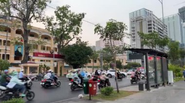 Ho Chi Minh City HO CHI MINH CITY 'de motosiklet trafiği, yoğun yoldaki vietnam manzarası insanlar ve arabalar etraftan geçerken. Vietnam