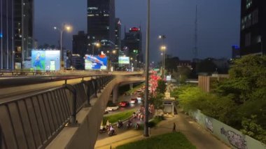 Gece vakti Saigon seti trafiği lüks otellerde tatil seyahatleri şehir merkezinin yeni bir bölgesinde yüksek gökdelenler Kara gökyüzü nehri nehri insanları Ho Chi Minh Şehri Vietnam 'da gerçek hayata sevk ediyor. 4k
