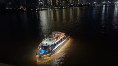 Gece vakti Saigon seti trafiği lüks otellerde tatil seyahatleri şehir merkezinin yeni bir bölgesinde yüksek gökdelenler Kara gökyüzü nehri nehri insanları Ho Chi Minh Şehri Vietnam 'da gerçek hayata sevk ediyor. 4k