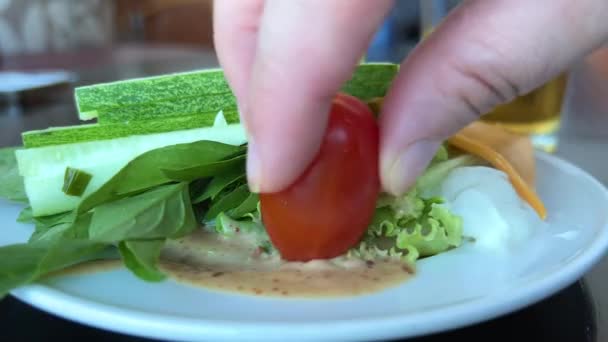 Plato Pepino Tomates Verduras Sumerja Tomate Cherry Salsa Ligera Comida — Vídeo de stock