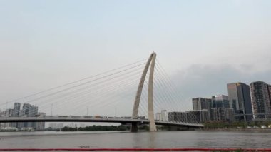 Ho Chi Minh City, Vietnam 'da Bach Dang Limanı ve Saigon Nehri' nin batışı Ho Chi Minh City 'de, Vietnam' da Ba Son Köprüsü ve uzak tarafında Landmark gökdeleniyle. Yüksek kalite 4k görüntü