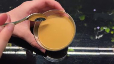 tereyağlı lezzetli tartlar ve fındıklı karamel, masada dönen taze lezzetli pasta. Yüksek kalite 4k görüntü