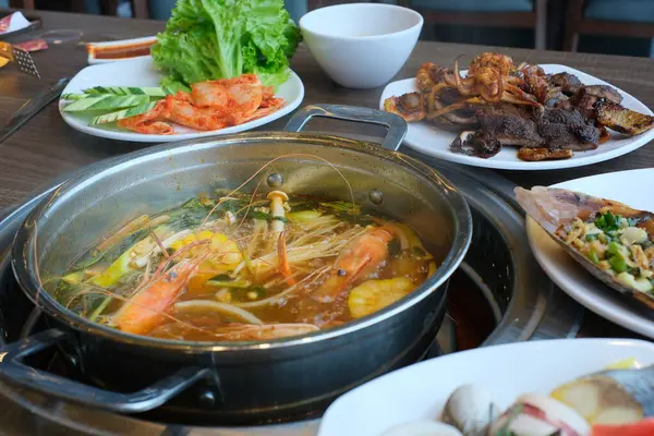 Vietnam yemeği, Asya yemeği Tom Yum tom çorbası deniz ürünleri taze biberli ve limonlu. Yüksek kalite