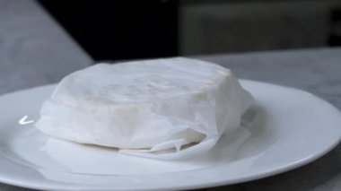 Dönüşümlü kremalı Camembert 'in 4K' lık detaylı görüntüsü. Yüksek kalite 4k görüntü