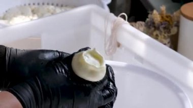 Caciocavallo Yıllanmış Peynir Günlük Peynir Fabrikası İtalya Pan 'da. Yüksek kalite 4k görüntü