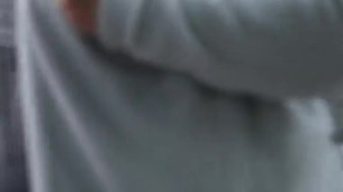 Kanada 'nın göbeğinde yağmurlu bir bahar var. Büyük anne ve büyük baba, şemsiyeli kadın ve erkekler, valizli insanlar, şehirde gezen yerel turistler. Merkezde yağmur var. Vancouver Kanada İngiliz Kolombiyası 05.04.2024