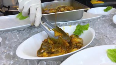 Vietnam 'da bir restoranda, salamura edilmiş ahtapotlar yemek pişirmeden önce açık büfeye konur. Yüksek kalite 4k görüntü