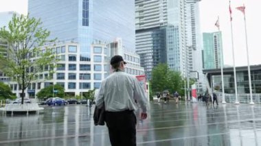 Kanada 'nın göbeğinde yağmurlu bir bahar var. Büyük anne ve büyük baba, şemsiyeli kadın ve erkekler, valizli insanlar, şehirde gezen yerel turistler. Merkezde yağmur var. Vancouver Kanada İngiliz Kolombiyası 05.04.2024