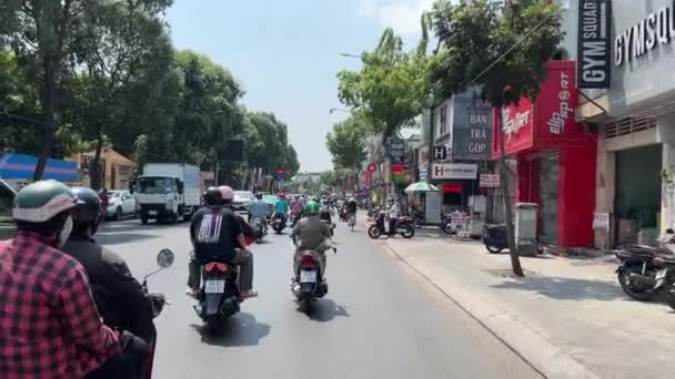 Verkeer Wegen Een Grote Stad Het Centrum Mensen Rijden Motorfietsen — Stockvideo