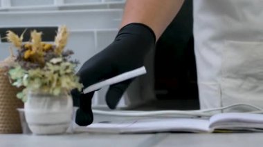 Şekerci kadın tarifini ya da şekerlerin siparişini defterine yazar. Kadın işi, serbest şekerleme işçisi. Yüksek kalite 4k görüntü