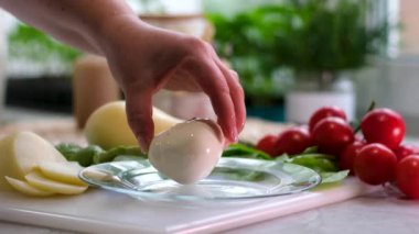 Yeni yapılmış Mozzarella peyniri ev koşulları üzerine bir tabak koyun. Doğal süt ürünleri peynir fabrikasından pencere kenarındaki çiftlik evinde pişirilen pencere tohumları. Yüksek kalite 4k görüntü