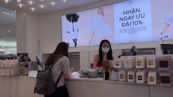 Winkel Vietnam Een Europees Meisje Kiest Kleding Aan Kassa Aziatische — Stockvideo