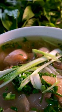 Pho Vietnamlı Çorbası, Asya sokak kafesi. Vietnam eriştesi çorbası, foto çorbası. Turistler sokak yemeklerini sever. Yüksek kalite 4k görüntü