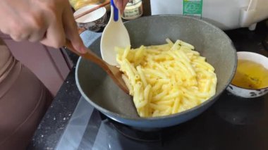 Tayland yemeği, Pad Thai, oldukça siyah bir sobada pişiriliyor. Makarnalı omlet.