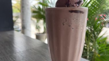 Çikolatalı dondurmalı kahve ve çikolatalı dondurma. Yüksek kalite 4k görüntü