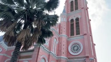 Ho Chi Minh şehri pembe Katolik kilisesi. Saigon, Vietnam 'ın pembe kilisesi Tan Dinh. Yüksek kalite 4k görüntü
