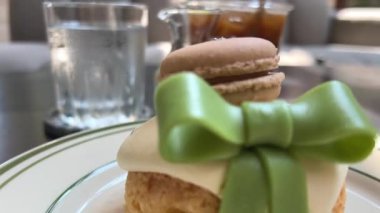 Buzlu kahve kremalı pasta ve yeşil fiyonk bir restoranda lezzetli atıştırmalıklar. Lüks bir otel restoranında nefis lüks bir kahvaltı.
