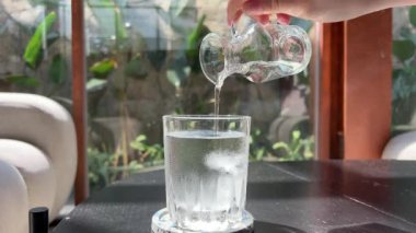 Sıvı matara. Küçük bir sıkma şişesi tutuyor. Özel ayırıcı ekle. Bir bardak suya ilaç ilave edilir tatlı şurup bardağa dökülür sağlıksız bir diyet şekeri hazırlanır