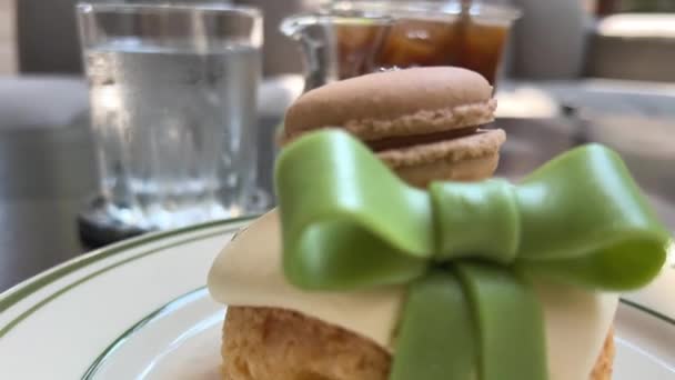 冰镇咖啡奶油糕点与绿色弓美味的点心在餐馆里 在豪华酒店餐厅享用精致的豪华早餐 — 图库视频影像