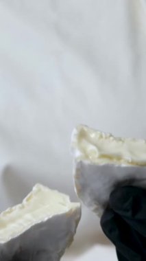 Dönüşümlü kremalı Camembert 'in 4K' lık detaylı görüntüsü. Yüksek kalite 4k görüntü