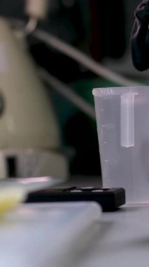 Caciocavallo kabak peyniriyle ev yapımı peynir fabrikasında adım adım kachakovala peyniri nasıl hazırlanır? Siyah lateks eldivenli kadın elleri İtalya 'da lezzetli bir ürün hazırlar. 4k