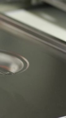 Önlüklü tanınmayan bayan barista kafe garsonu. Özel kıyafetler giyiyor. Masa temizliyor. Lekeleri çıkarıyor. 4k
